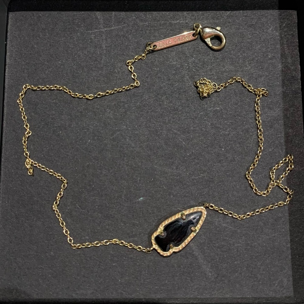 Kendra Scott Arrowhead Gold Pendant Necklace in Black-clasp is broken